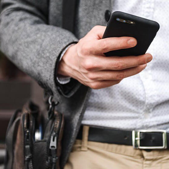 Représentant du client appelant un entrepreneur contrat de construction en Algérie Représentant d’un client discutant au téléphone avec un entrepreneur du bâtiment en Algérie pour clarifier les détails d’un contrat de construction avec un architecte algérien