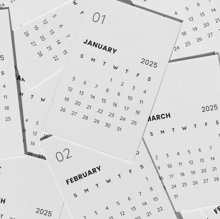 Calendrier mensuel pour planification de chantier en Algérie Feuilles d’un calendrier mensuel représentant la planification et le suivi des échéances d’un projet de construction en Algérie, utilisées par un architecte pour organiser le chantier